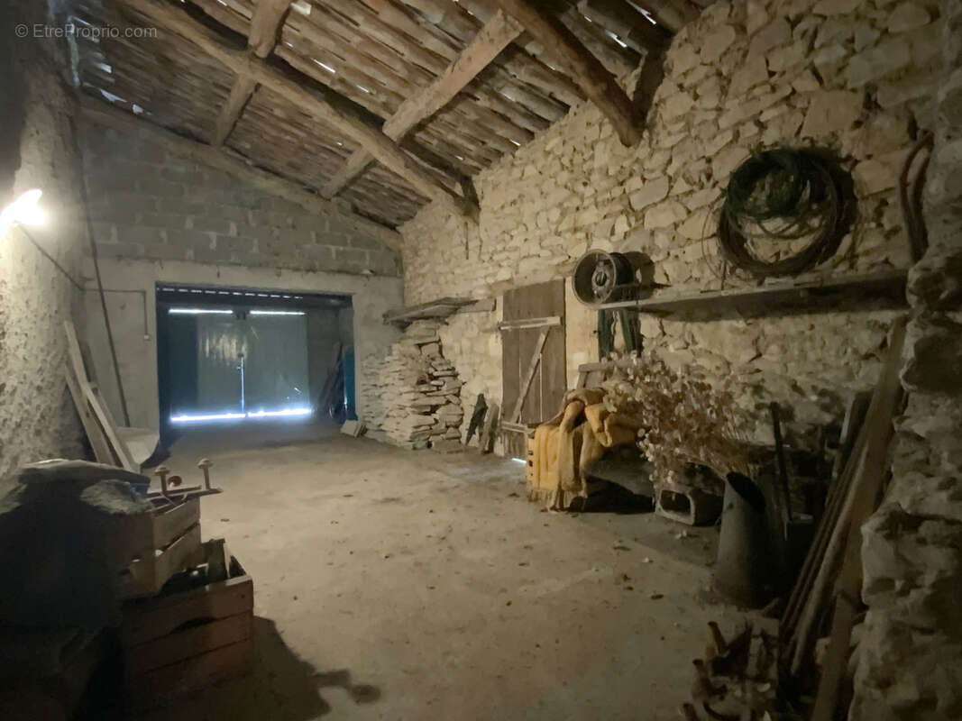 Maison à rénover avec cour, jardin et garage au coeur d'un des plus beaux villages de France. - photo 10