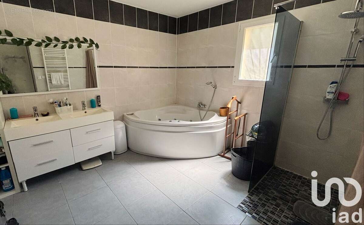 Photo 8 - Maison à SAINT-JULIEN-DE-PEYROLAS