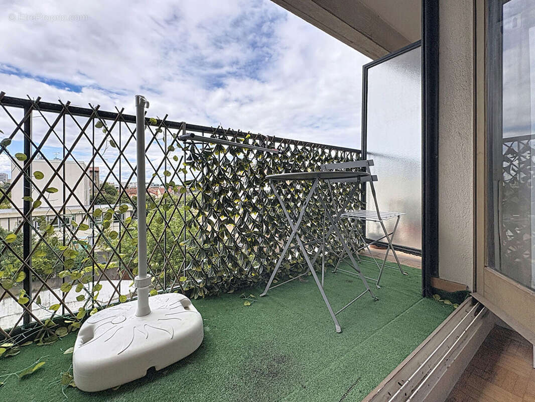 Appartement 4 pièce(s) 73 m2 avec deux balcons au pied du métro L.11 Carnot - photo 2
