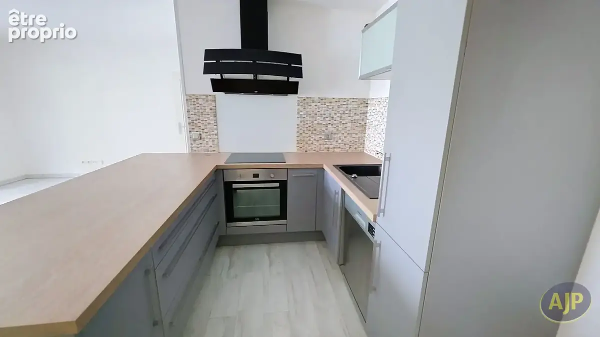 A Bordeaux 33800 Appartement rénové avec extérieur 14m² et parking ! - photo 5