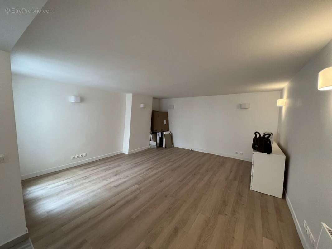 Notre Dame de Bonne Nouvelle - Grand studio de 30m² - photo 3