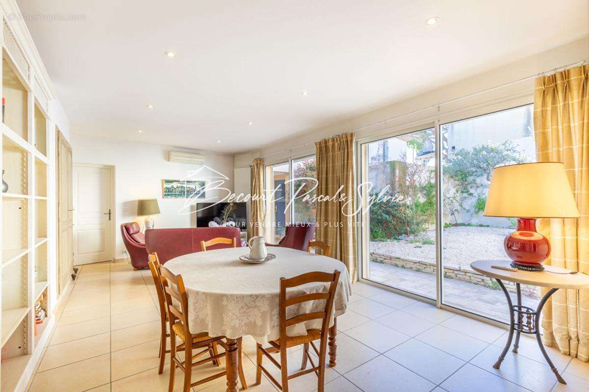 Maison à SAINT-SATURNIN-LES-AVIGNON