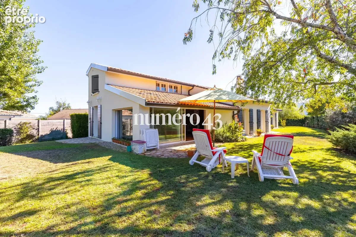 Maison 8 pièces 209 m² à vendre à Saint-Medard-En-Jalles (33160) - photo 2