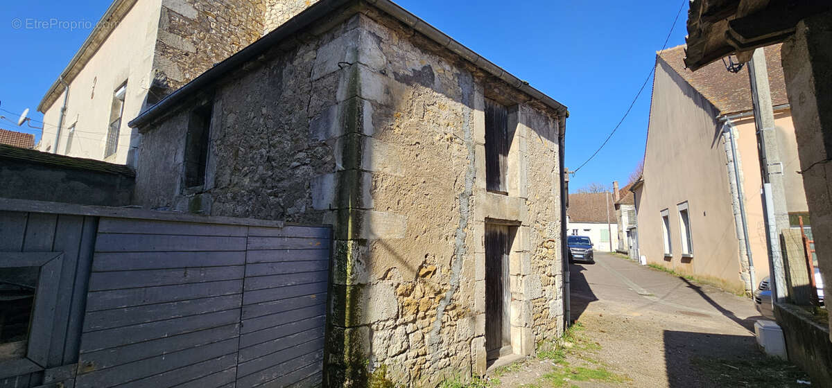 Parking à COULANGES-SUR-YONNE