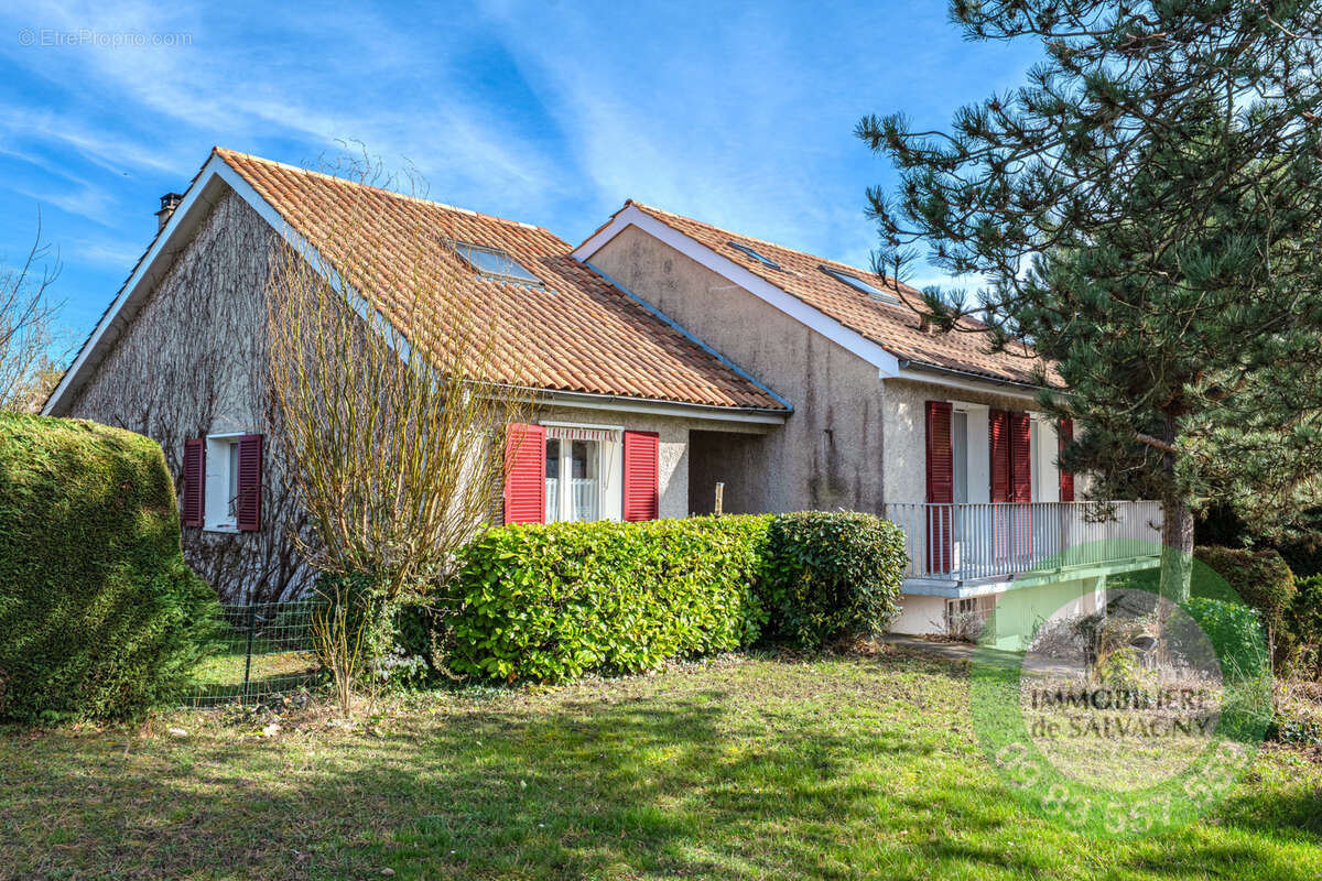 Maison à LA TOUR-DE-SALVAGNY