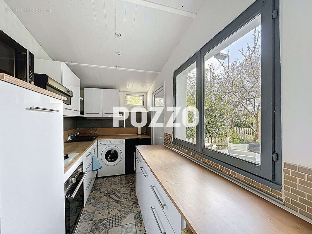 Maison 6 pièces à Genêts : 3 logements communicants avec beau potentiel locatif - photo 3