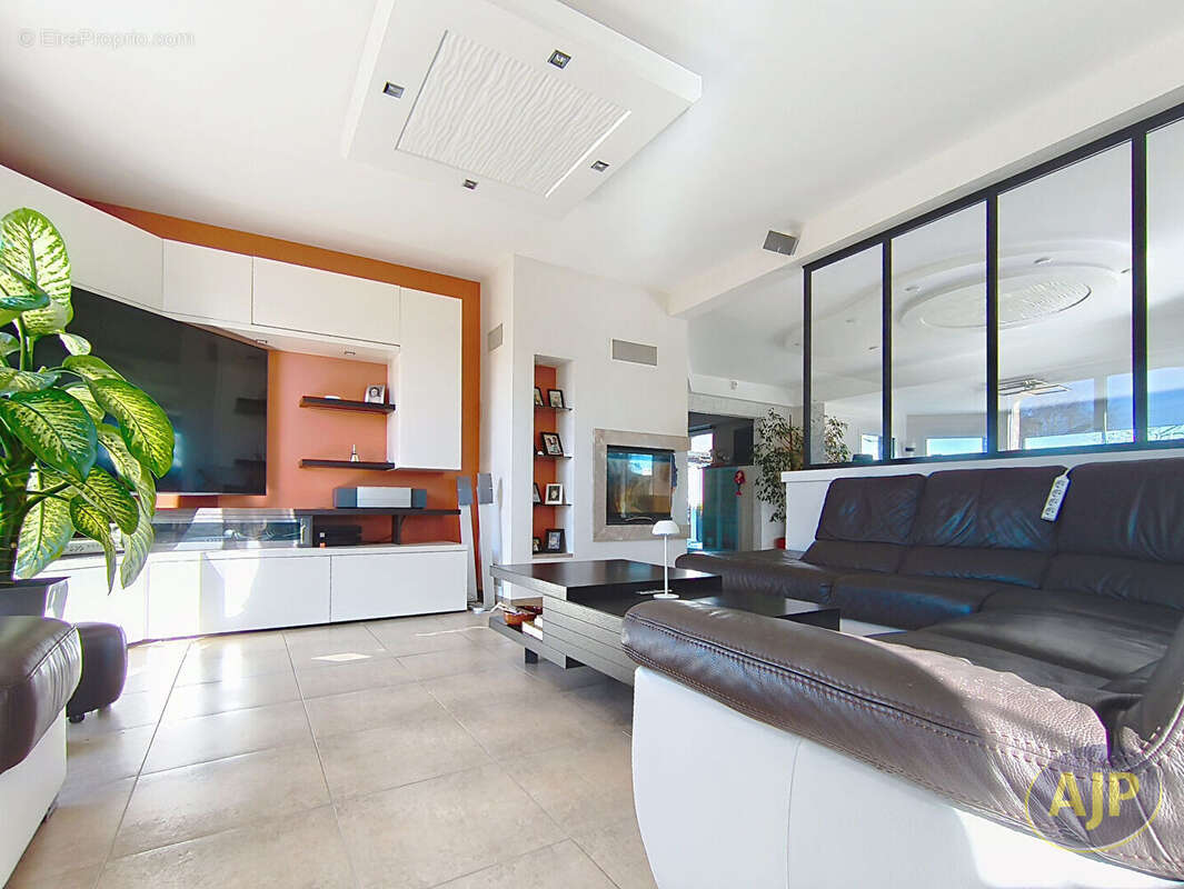 VITRE EN CAMPAGNE Maison  8 pièce(s) 257.84 m2 - photo 8