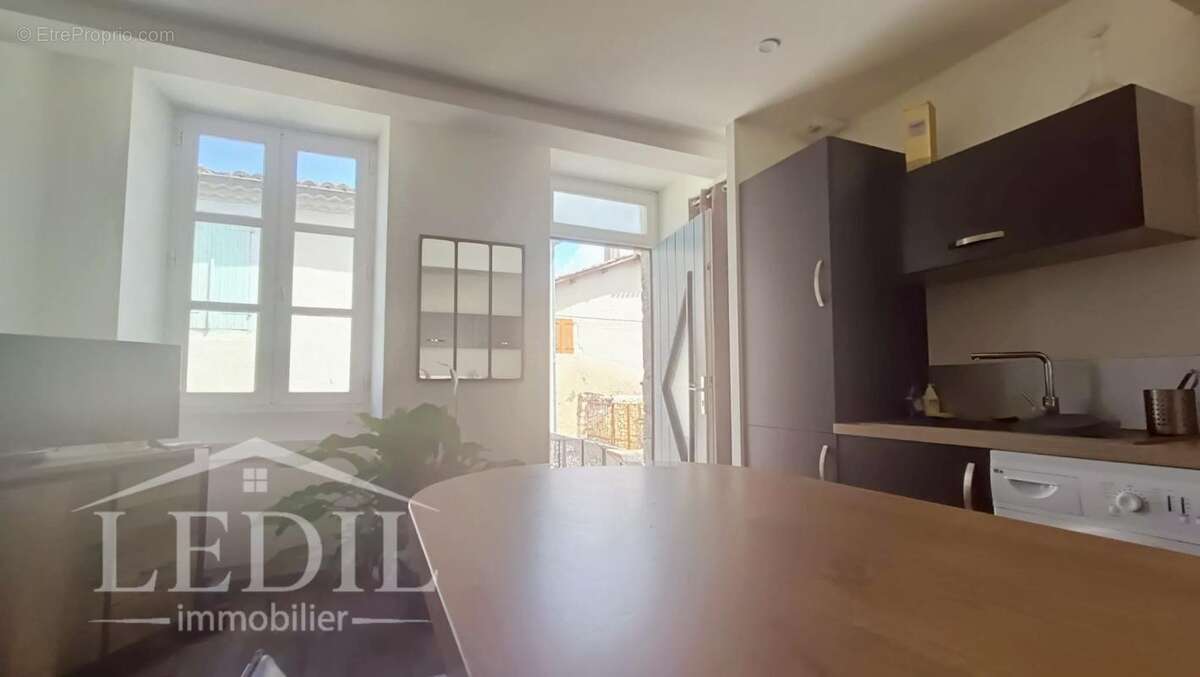 Maison rénovée avec cour en centre ville - photo 3