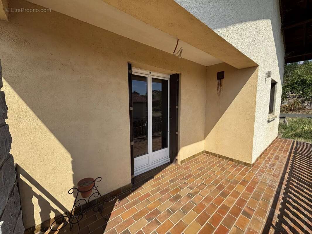 Maison de plain pied avec sous sol semi enterré - photo 6