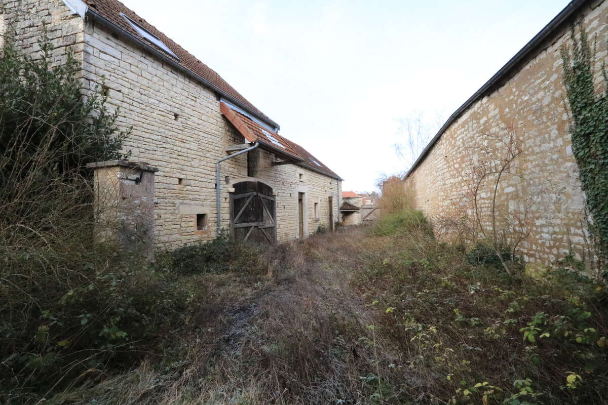 Maison à MOULINS-EN-TONNERROIS