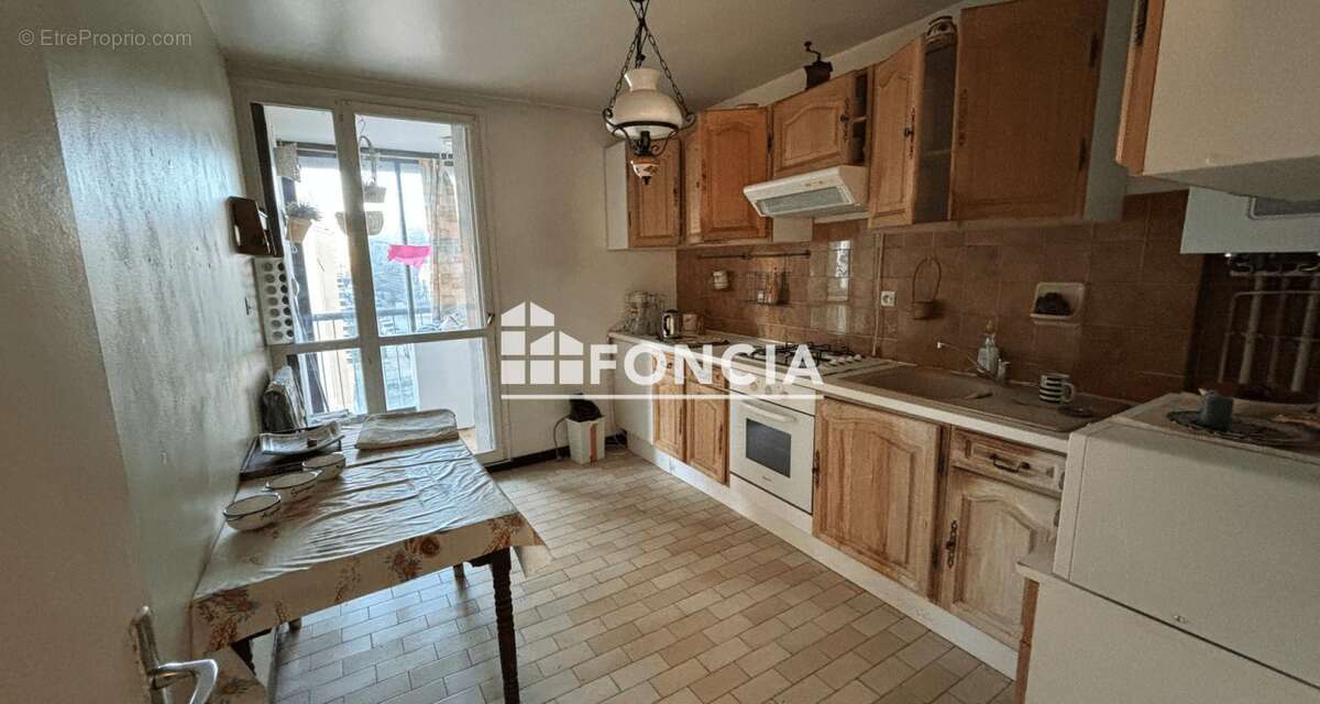 F4 de 80 m2 à rénover + Loggia + Parking - photo 3