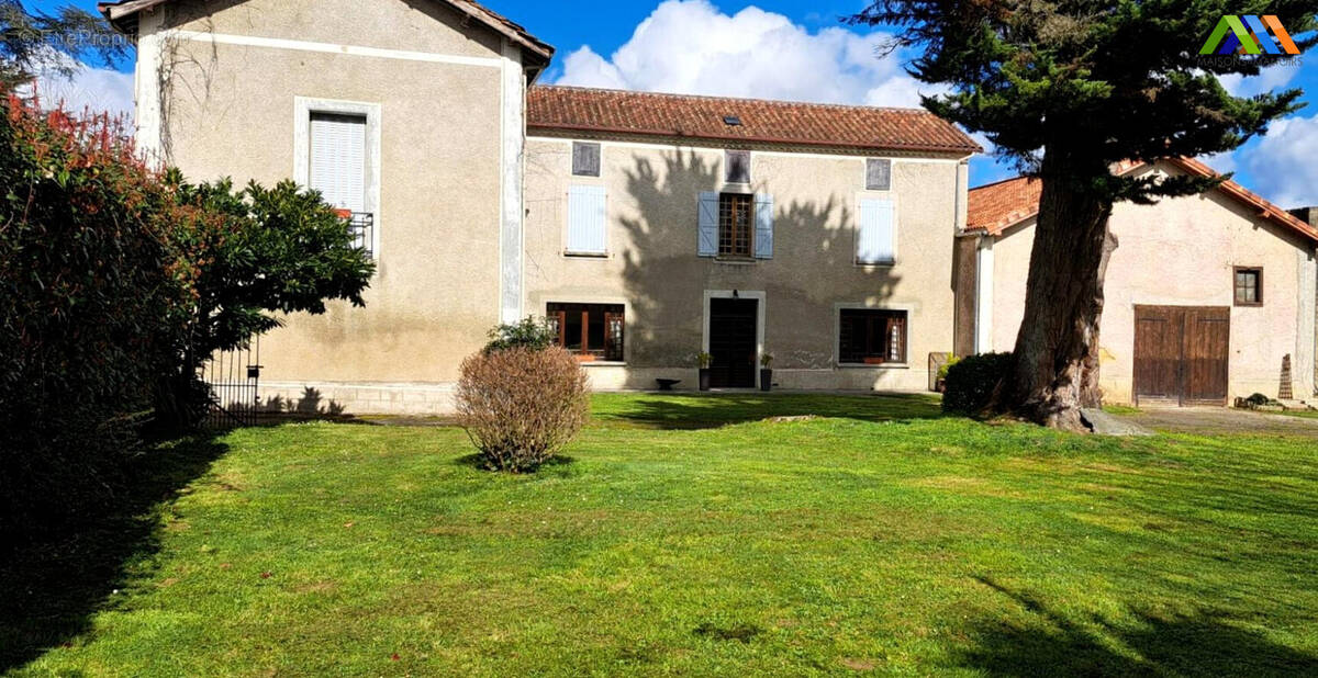 Maison de village avec façade traditionnelle, jardin et rénovations contemporaines. - Maison à MIELAN