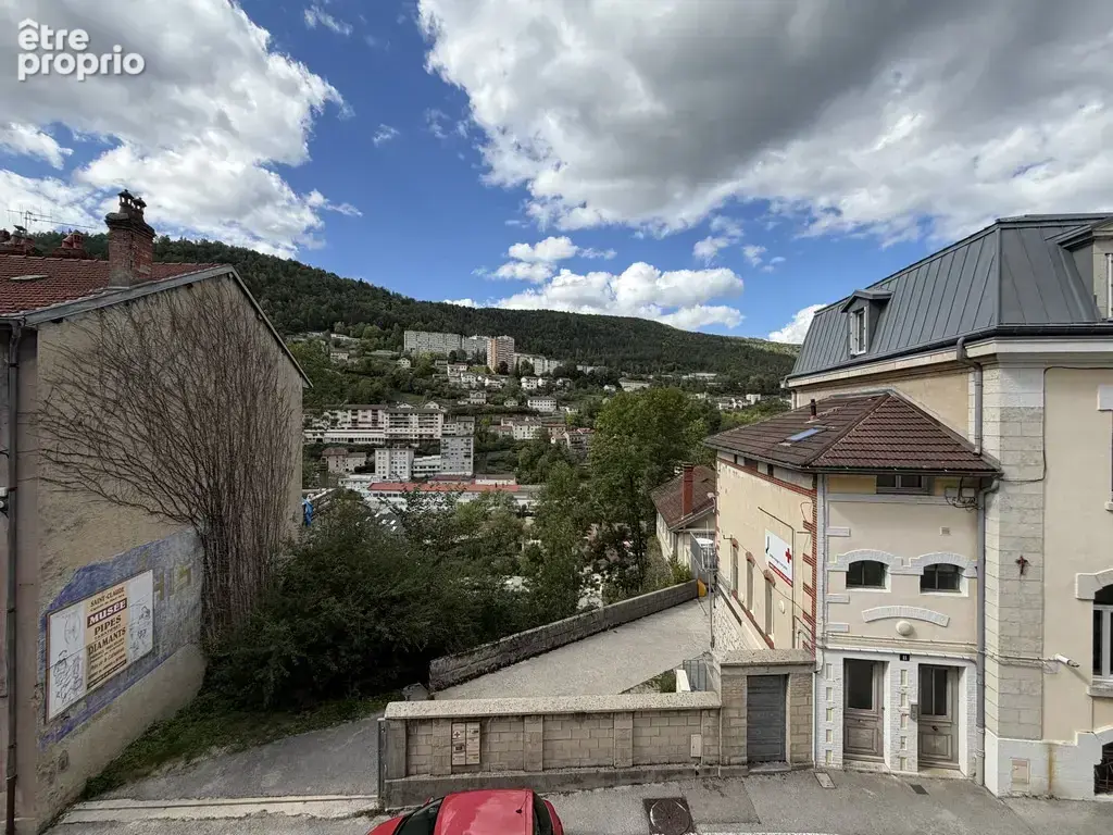 Saint-Claude, proche centre-ville - Maison de ville traversante - photo 10