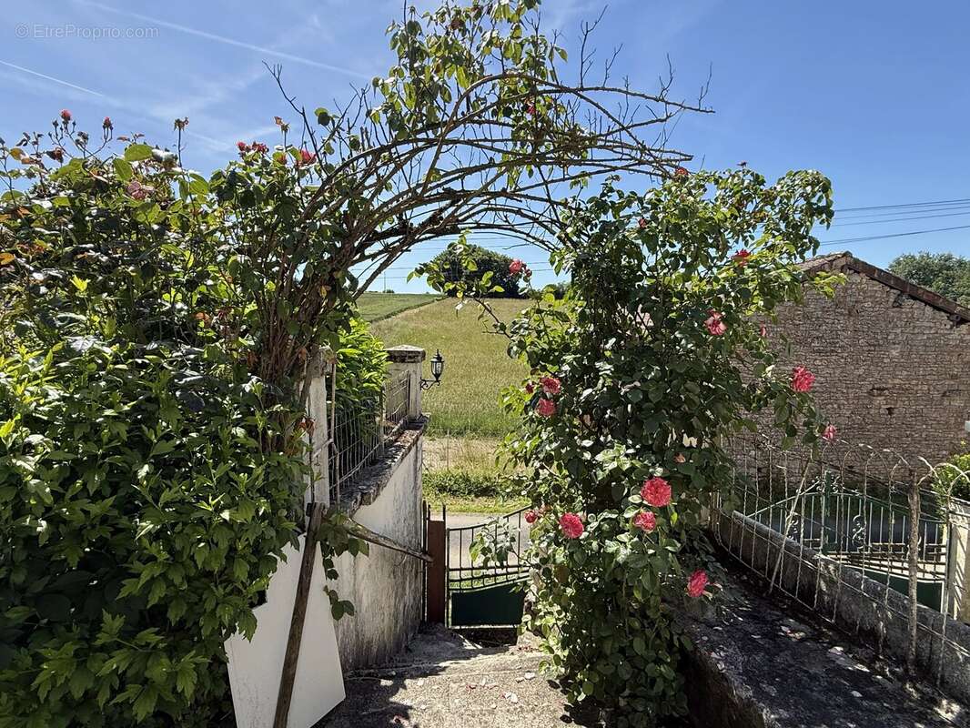 Maison à NANTEUIL-EN-VALLEE