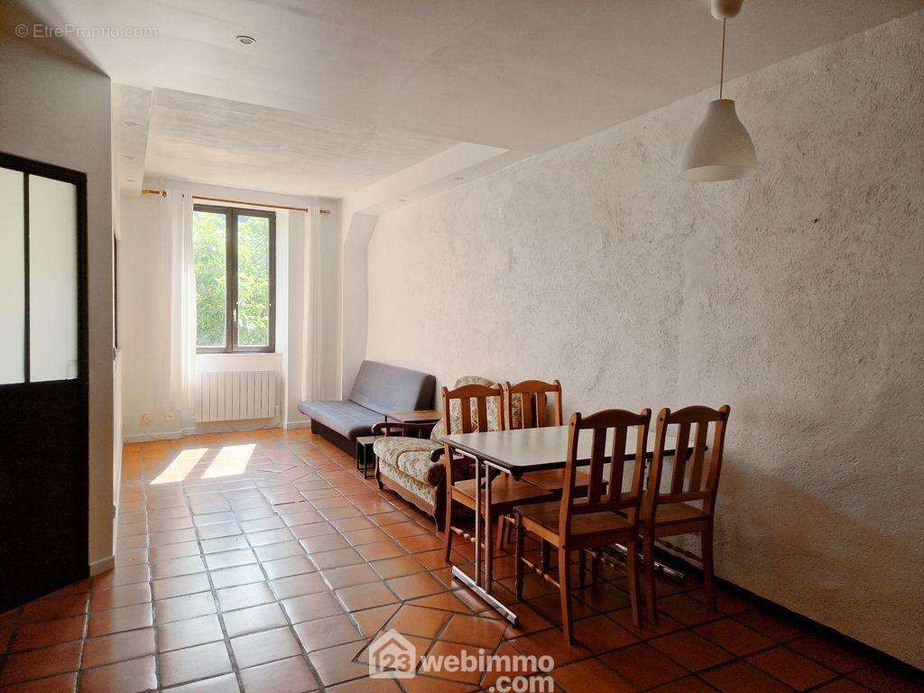 Sa pièce de vie donne sur la place de Conflans. - Appartement à ALBERTVILLE