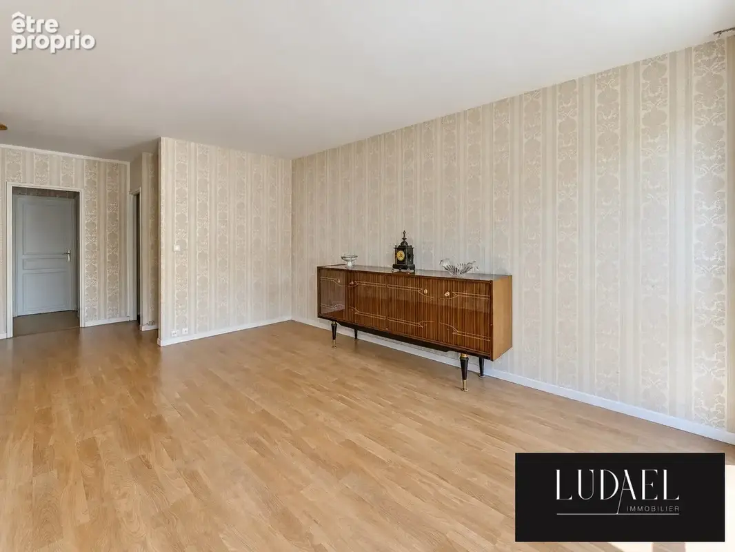 Beau séjour donnant sur l'entrée de l'appartement 