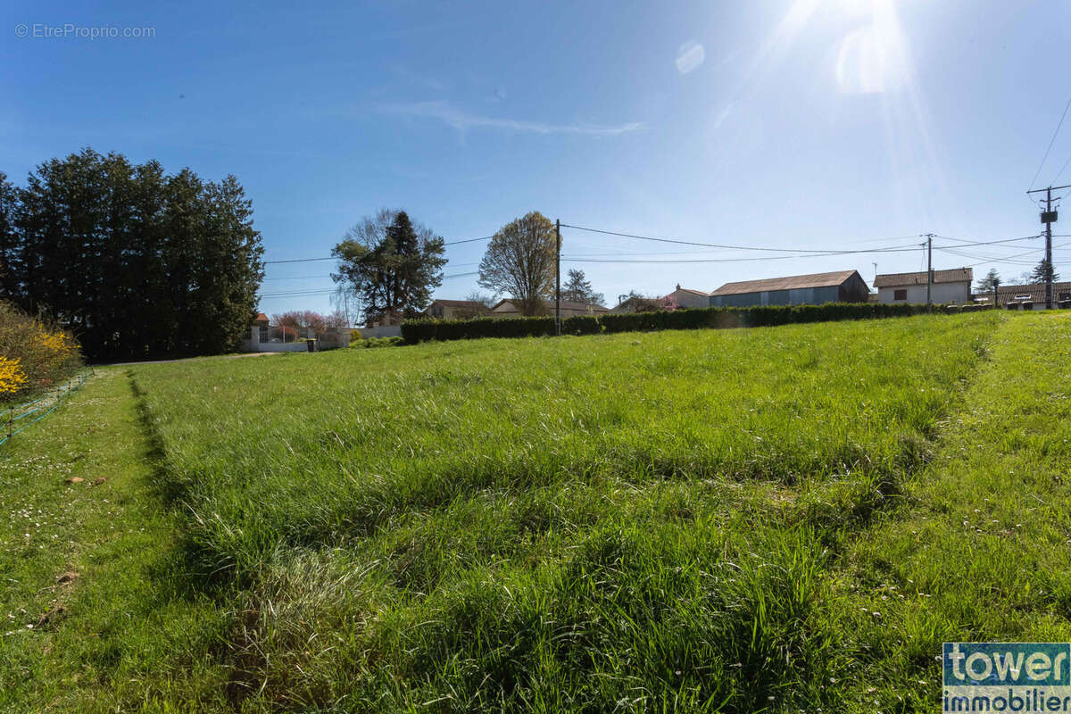 Terrain à GARAT