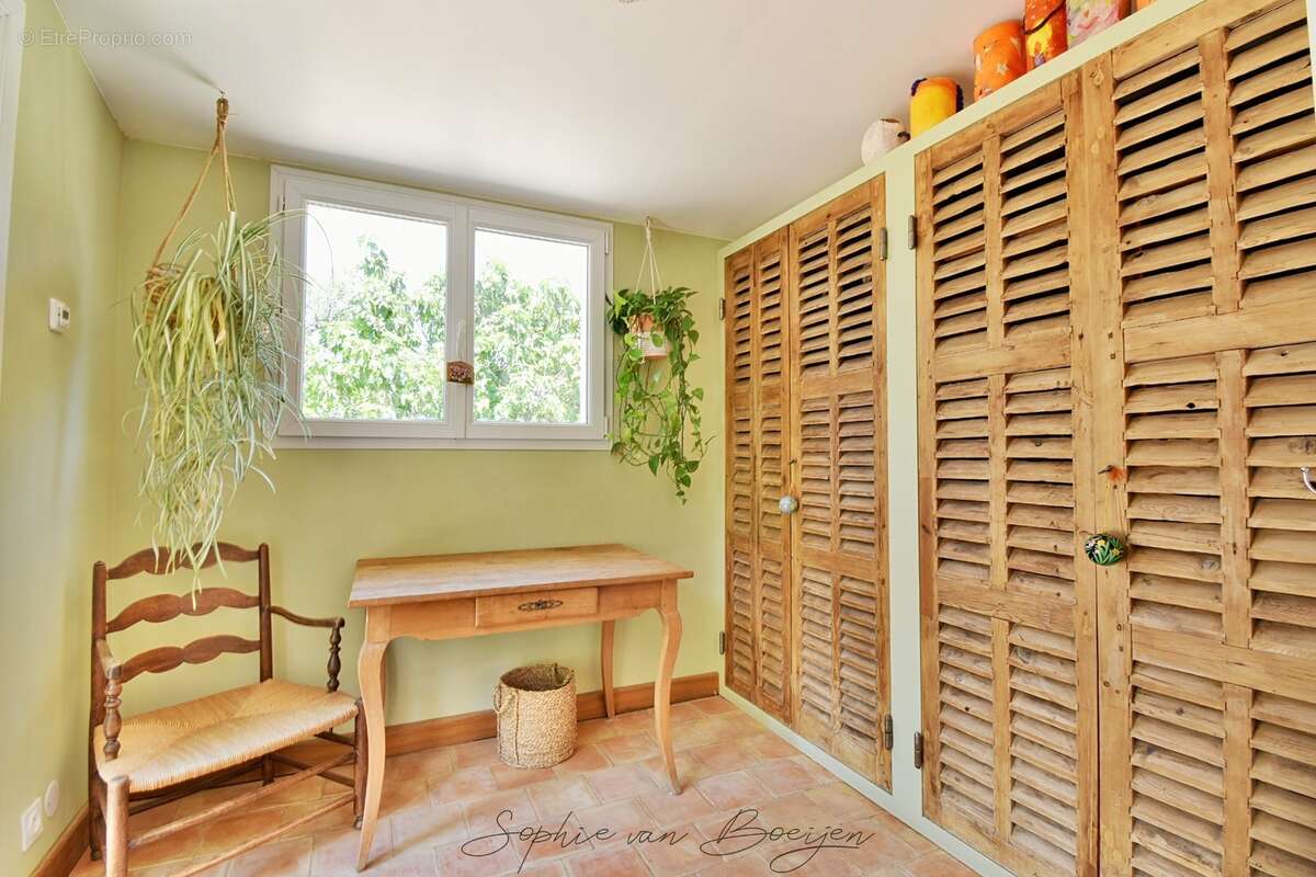 Maison à vendre 10 pièces EGUILLES (13), maison avec dépendances de 215 m², sur 3 230 m² avec piscine - photo 4