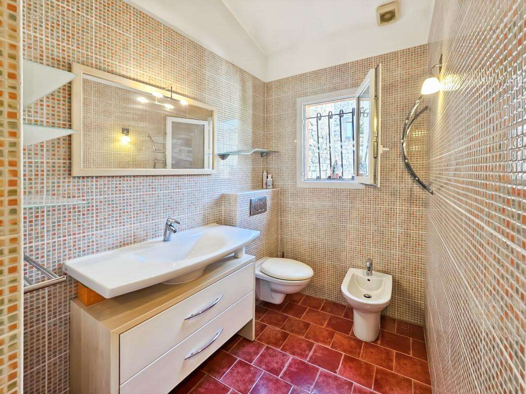 A vendre à Collias - Maison de village de 85m2 + atelier de 66m² - photo 6