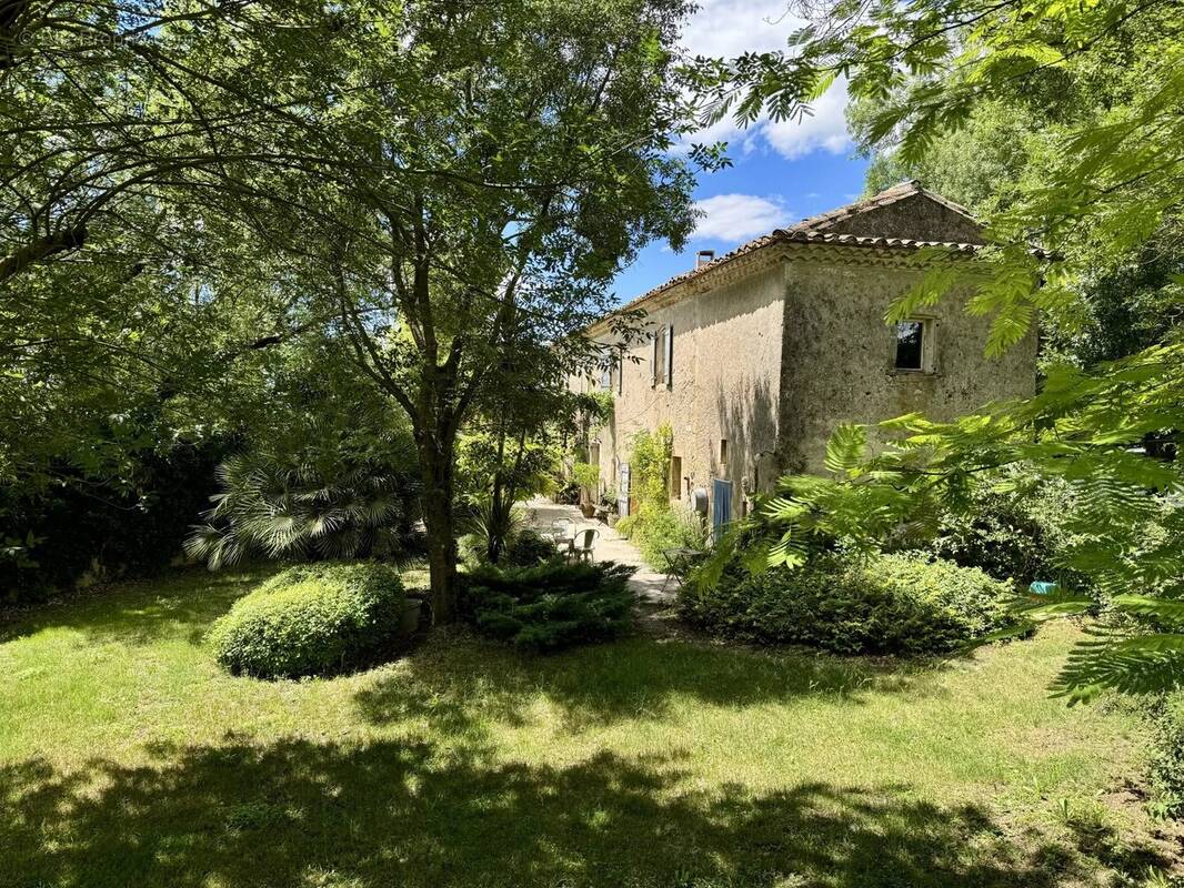 Maison à SAINT-CHAPTES