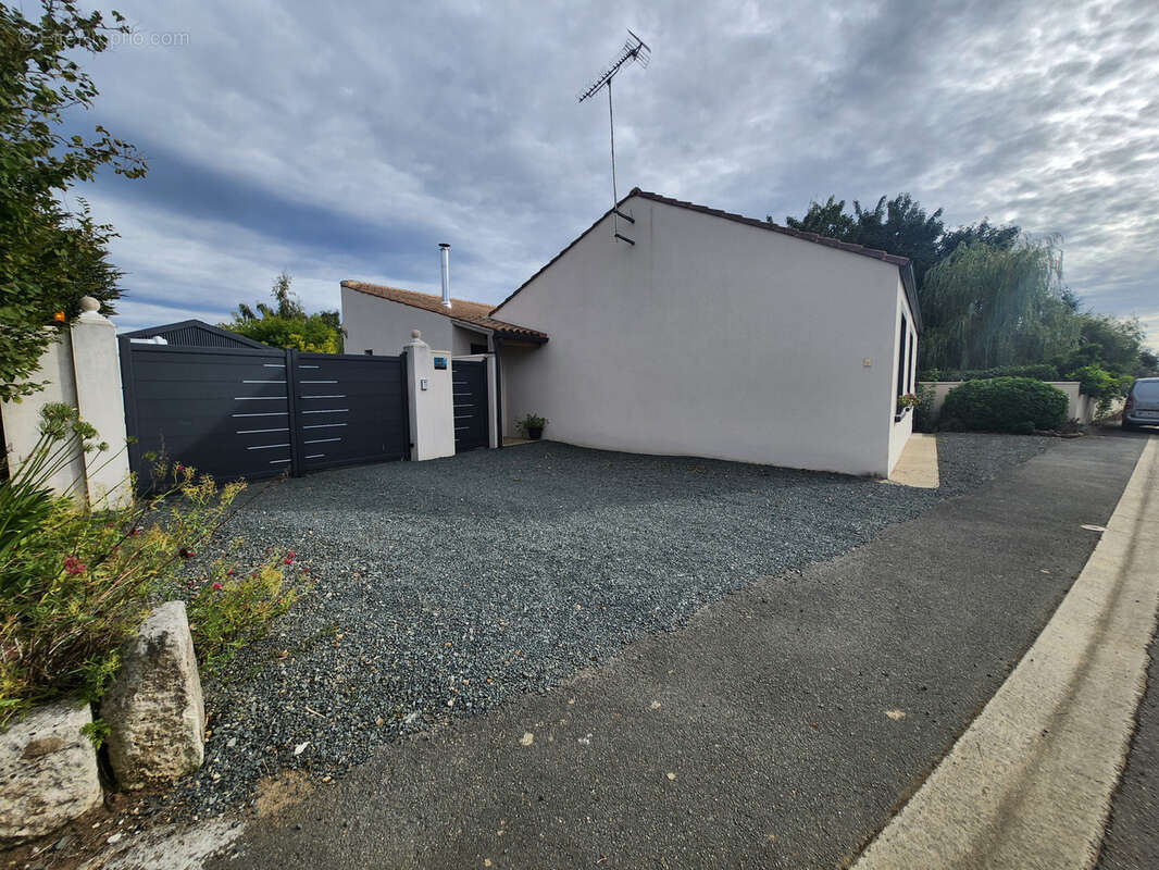 Maison avec 3 chambres dont une parentale, grande dépendance de 89m2 et spa intérieur. - photo 10