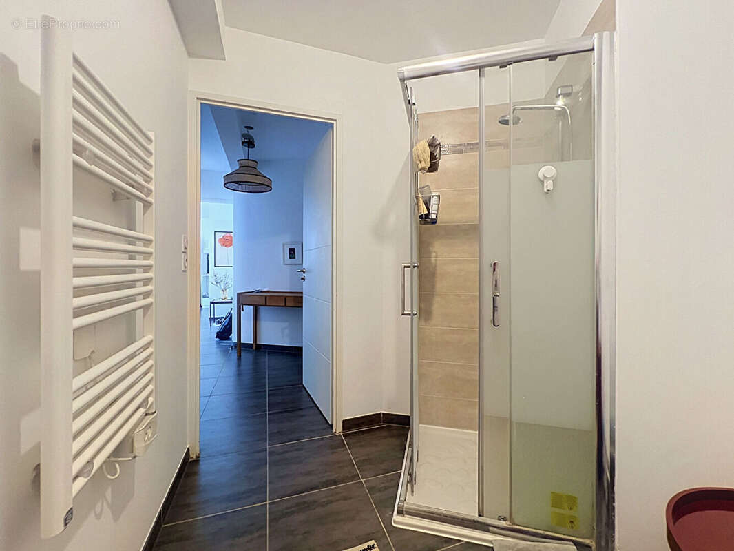 COUP DE COEUR ! Magnifique T3 avec terrasse de 20 m² et garage - Résidence récente -DPE A - photo 13