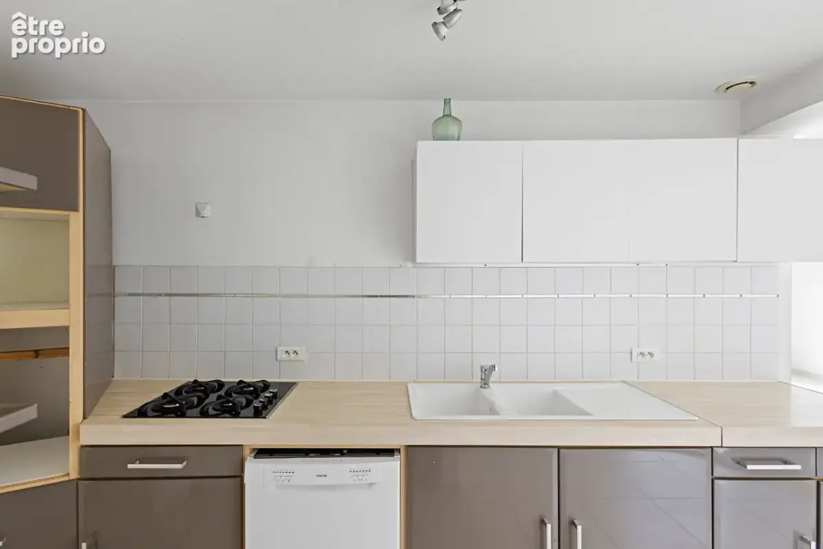 Maison de plain-pied, belle hauteur sous plafond, Environnement verdoyant. - photo 3