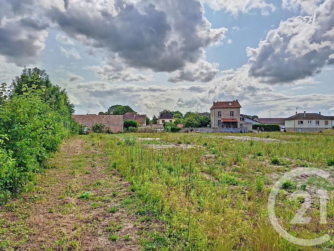 Terrain à SAINT-MEMMIE