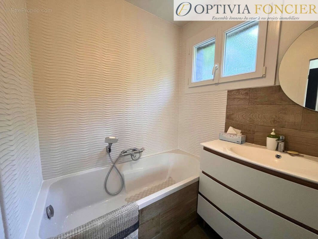 Propriété T7 1421 m2 avec sous-sol complet (100 m2) et 4 200 m2 de terrain - photo 6