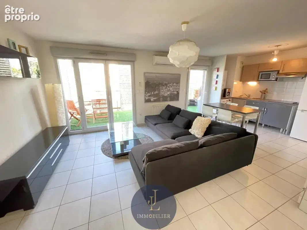 Charmant T3 lumineux avec grande terrasse et double stationnement. - photo 2
