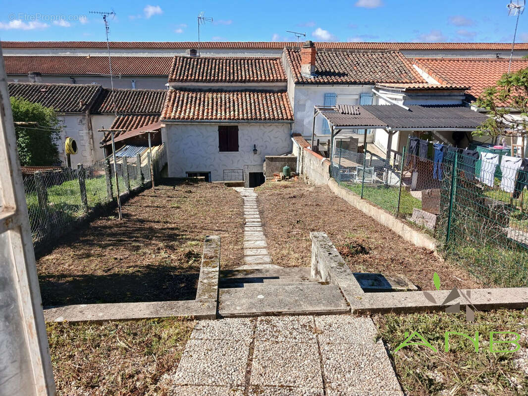 Maison à RUELLE-SUR-TOUVRE