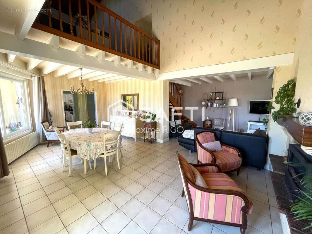 Maison 255 m² à Sainte-Bazeille  - photo 4