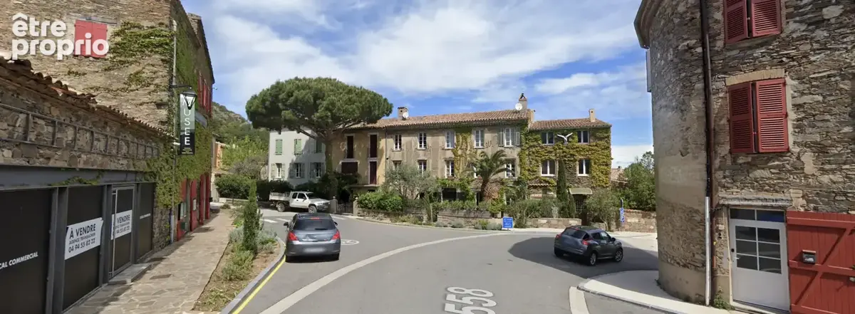 Parking à LA GARDE-FREINET