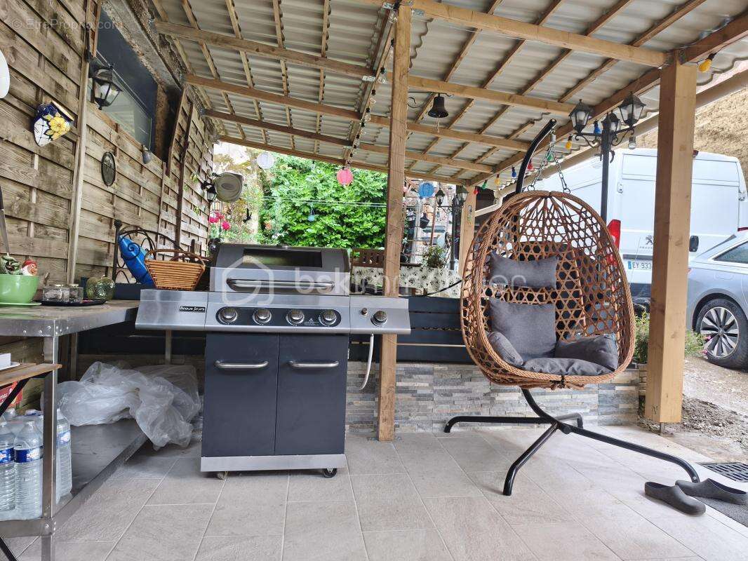 Maison avec quatre chambres, terrasse, jardinet, garage - photo 8