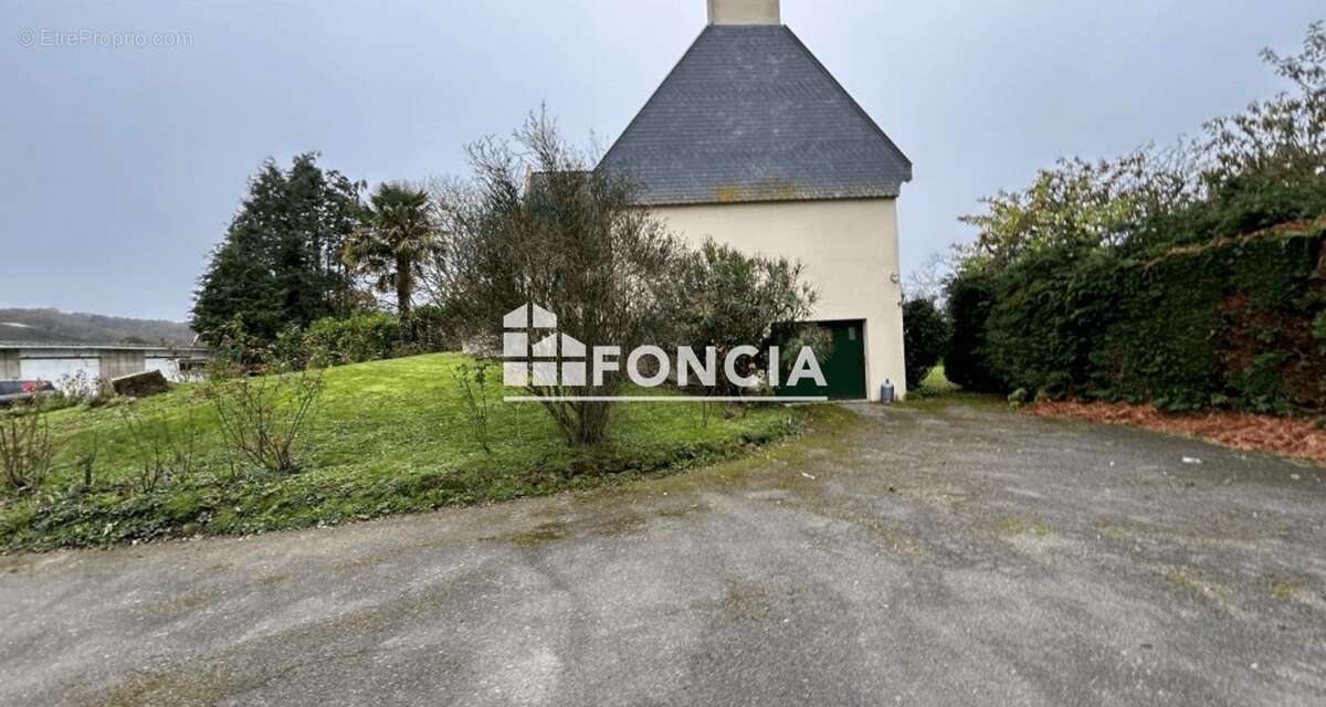 Maison à SAINT-BROLADRE