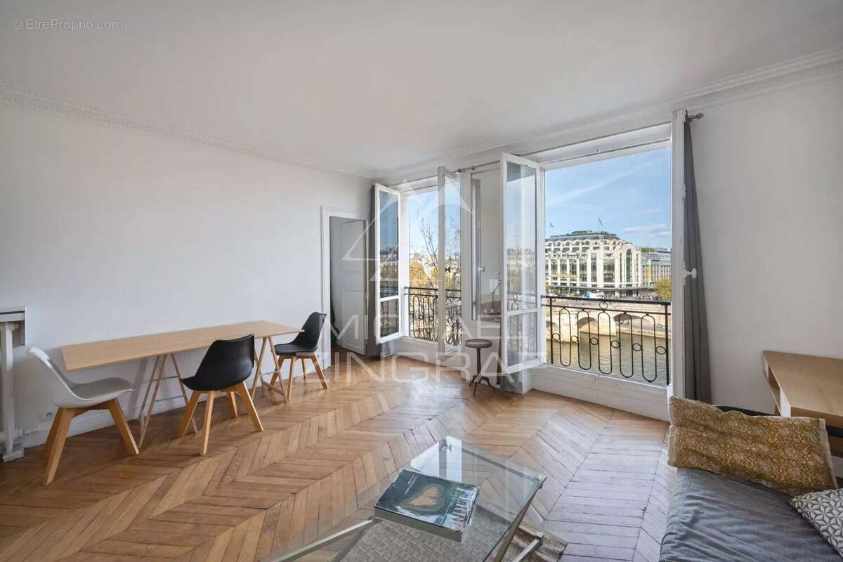 Appartement à PARIS-1E