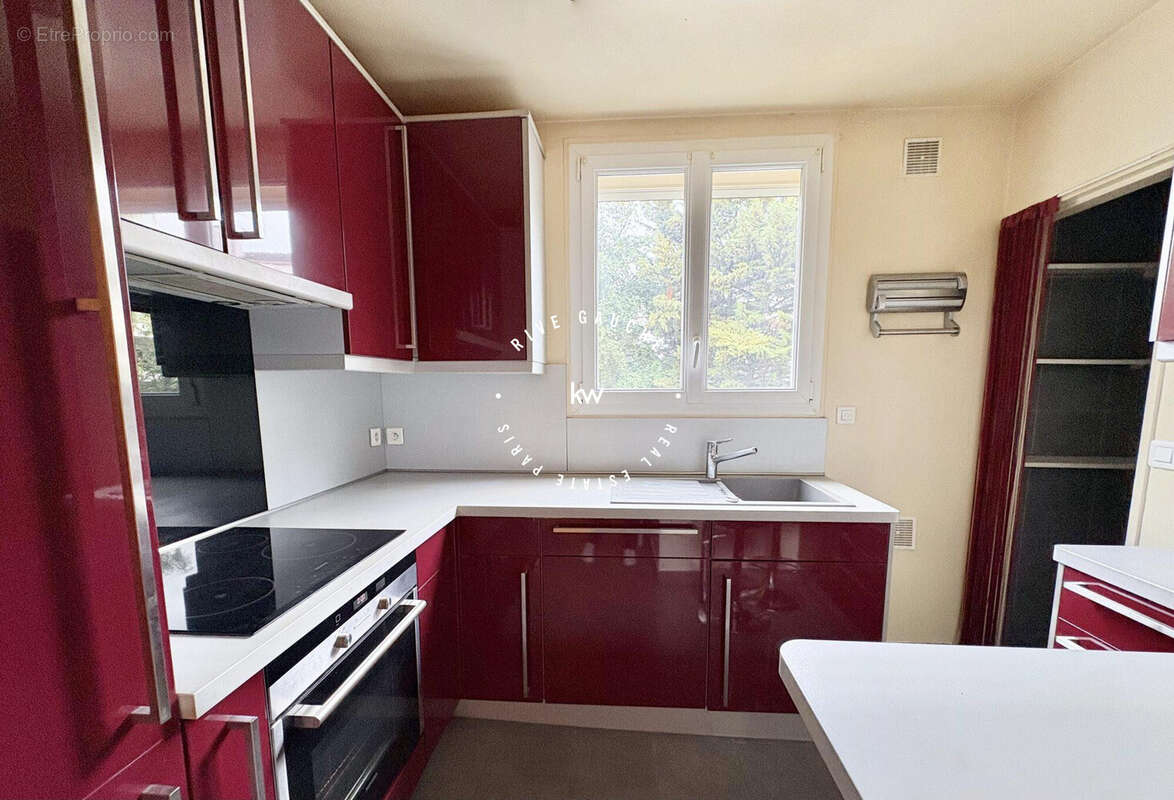 Cuisine équipée indépendante avec cellier - Appartement à CLAMART
