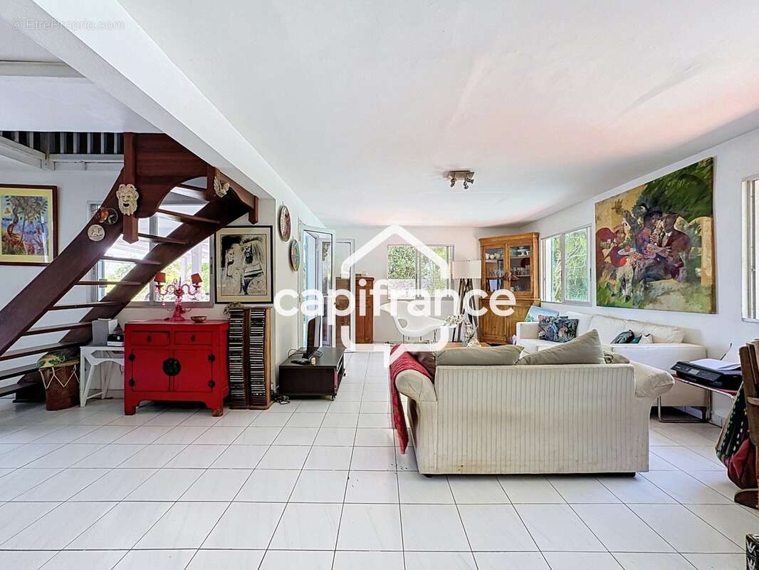 Magnifique villa à vendre 6 pièces, avec piscine dans un secteur très recherché à LE GOSIER (971) - photo 3