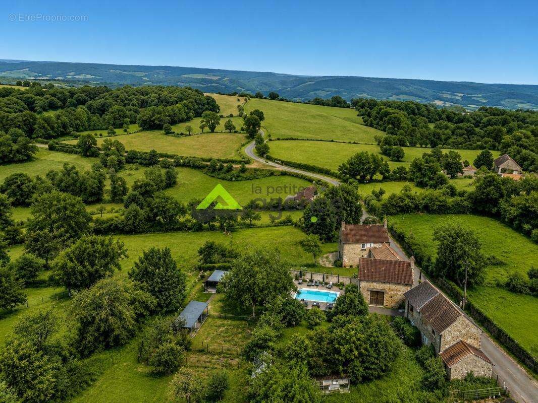 Maison de caractère rénovée avec piscine, sauna et potentiel - photo 18