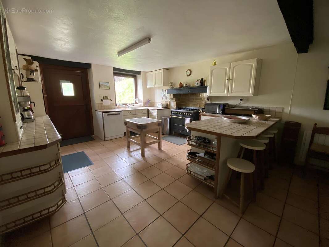 Maison en pierre avec piscine et vaste jardin arboré à la campagne - photo 4