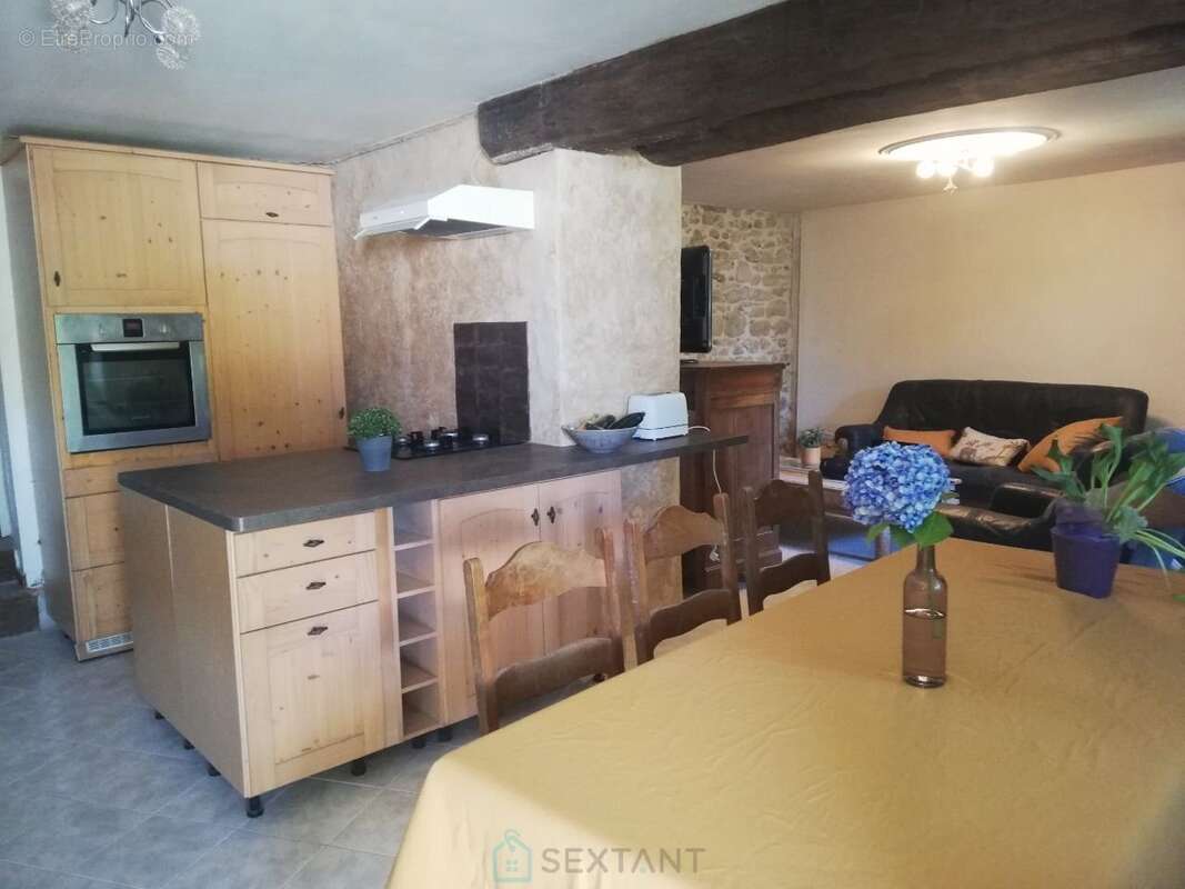 Maison à SAINT-BARTHELEMY-DE-BUSSIERE