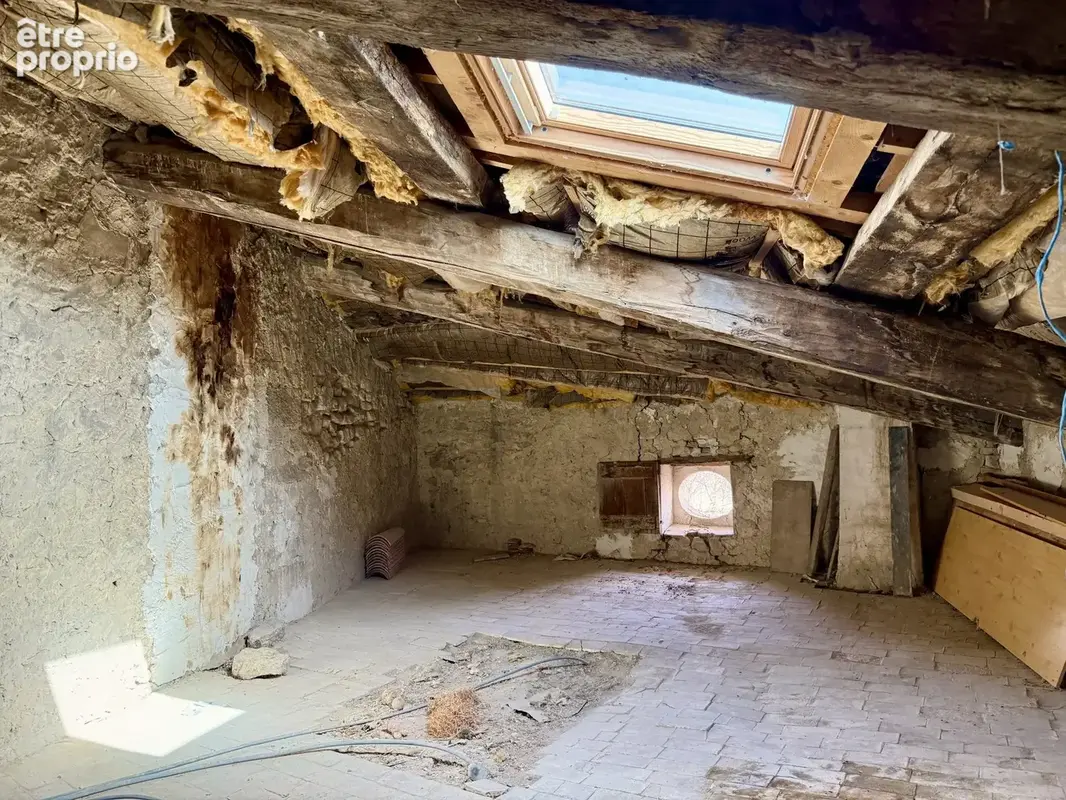 Dickjan POPPEMA d'eXp France vous propose une maison de village avec grand potentiel