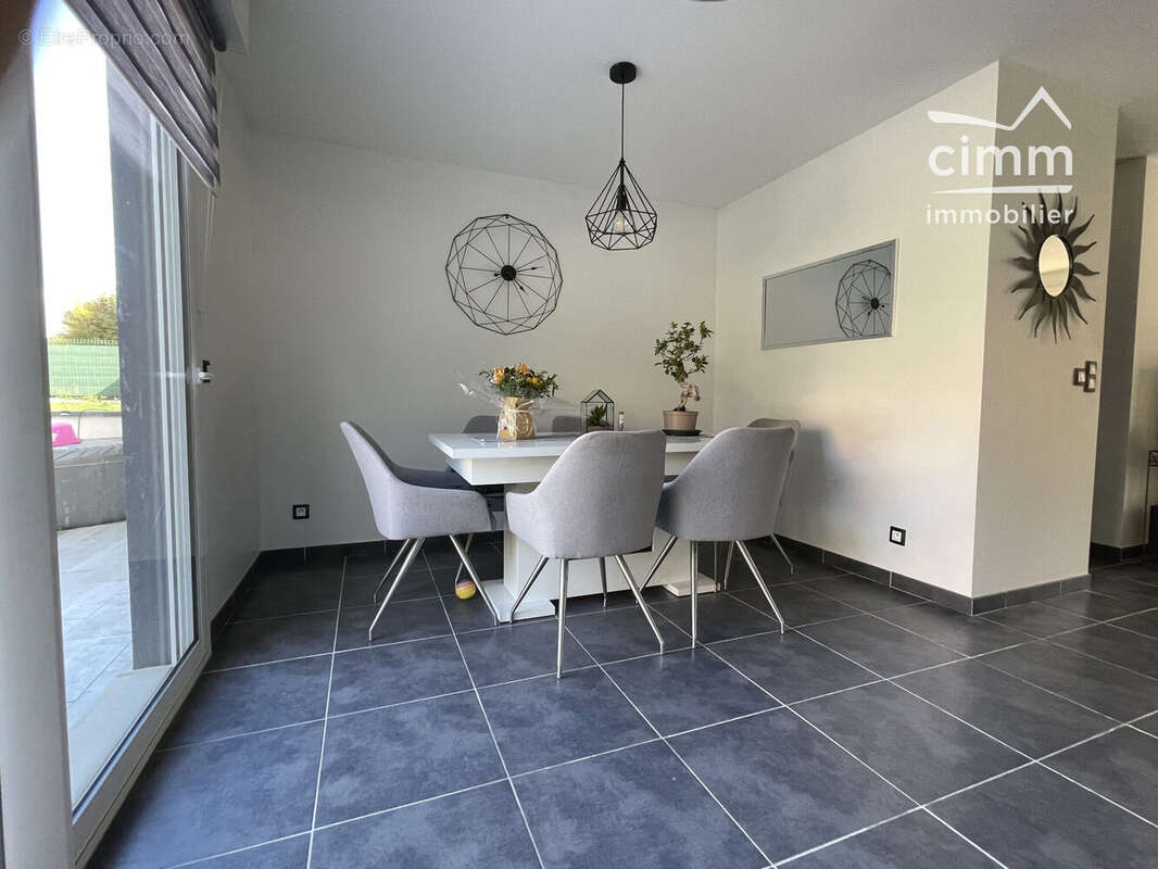 Salle à manger - Maison à COULOMMIERS