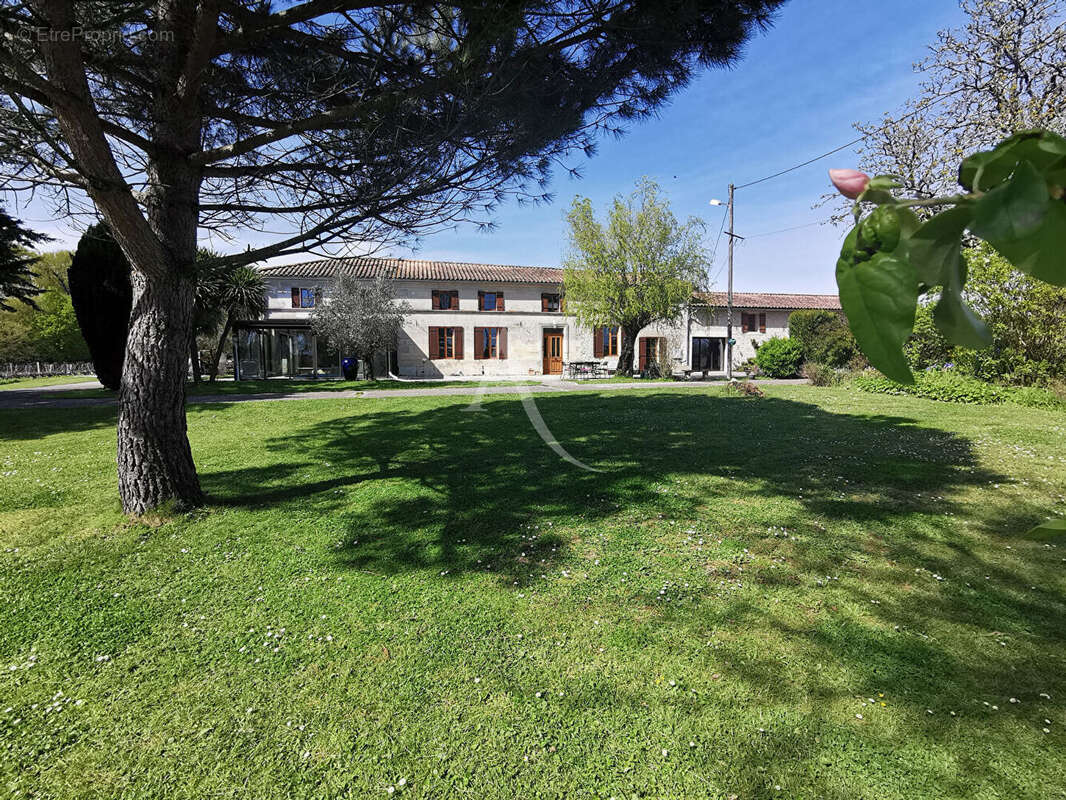 Maison à TUGERAS-SAINT-MAURICE