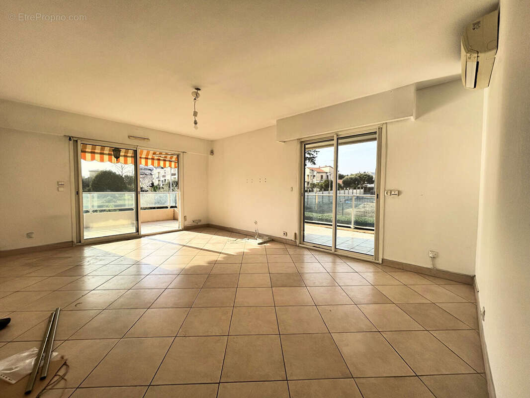 Appartement à SAINT-LAURENT-DU-VAR