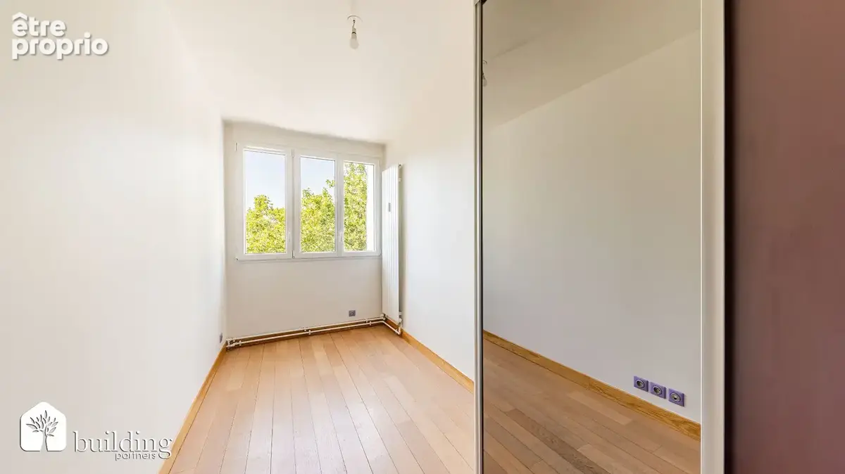 A vendre - Neuilly-sur-Seine Proche Saussaye - Appartement 6 pièces avec balcon de 97.10m² - photo 9
