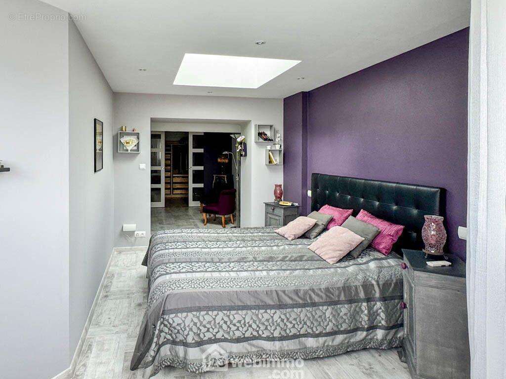 A l'étage le palier dessert 2 chambres... - Maison à CHOLET