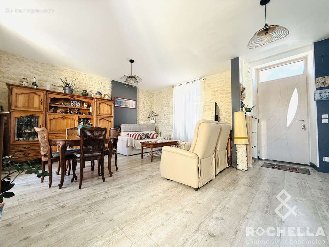 Maison à SAINT-JEAN-D'ANGELY