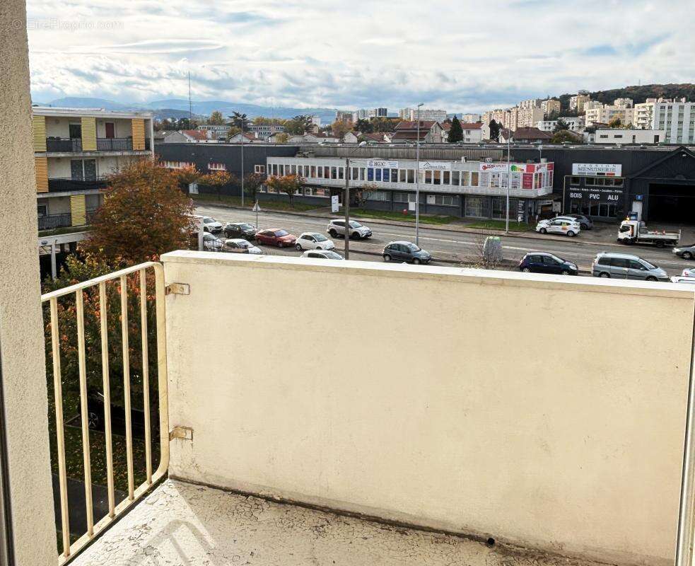 Appartement à SAINT-PRIEST-EN-JAREZ