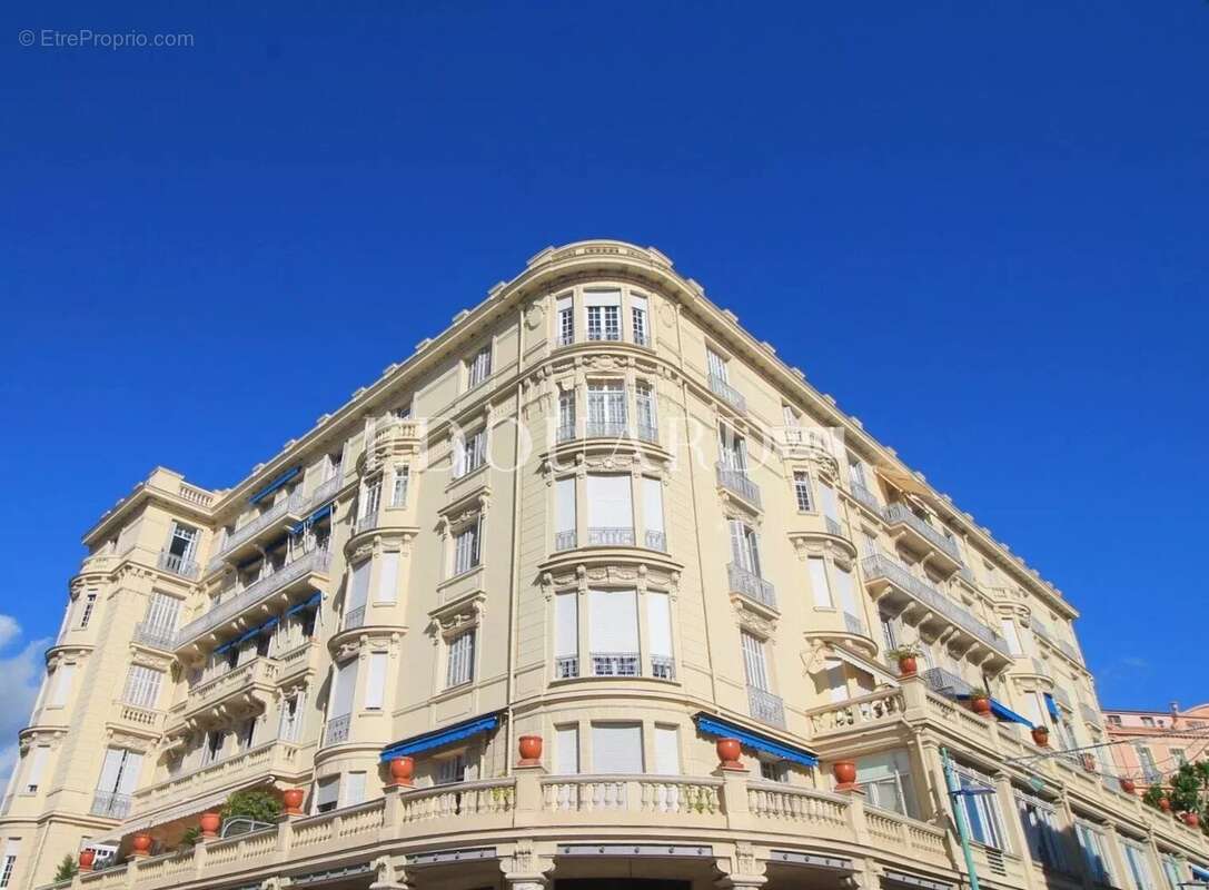 Vaste trois pièces à vendre avec belle vue sur la ville jusqu’à la mer, en plein centre de Menton - photo 10